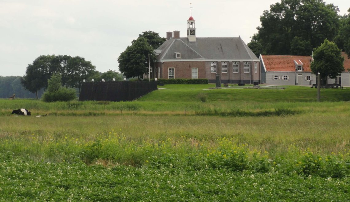 Groene weiden rondom kerk Schokland