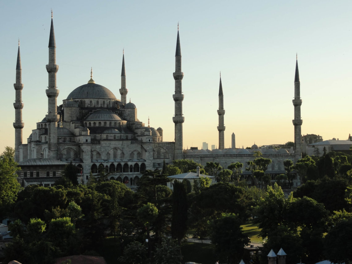 Blauwe moskee met zes minaretten in de avondschemering