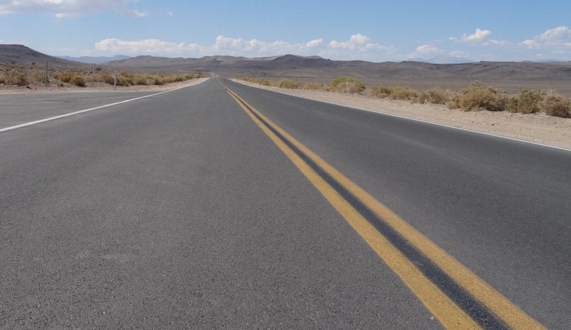 Een lange, uitzichtloze weg in Death Valley USA