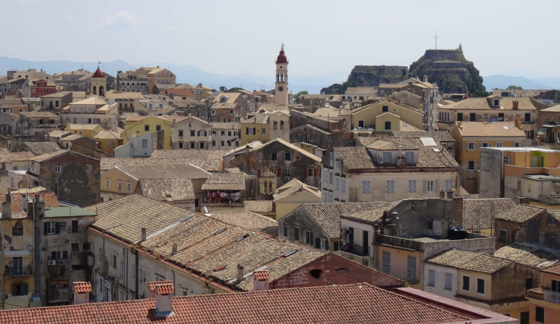 Uitzicht over Corfu met daken, kerktoren en burcht