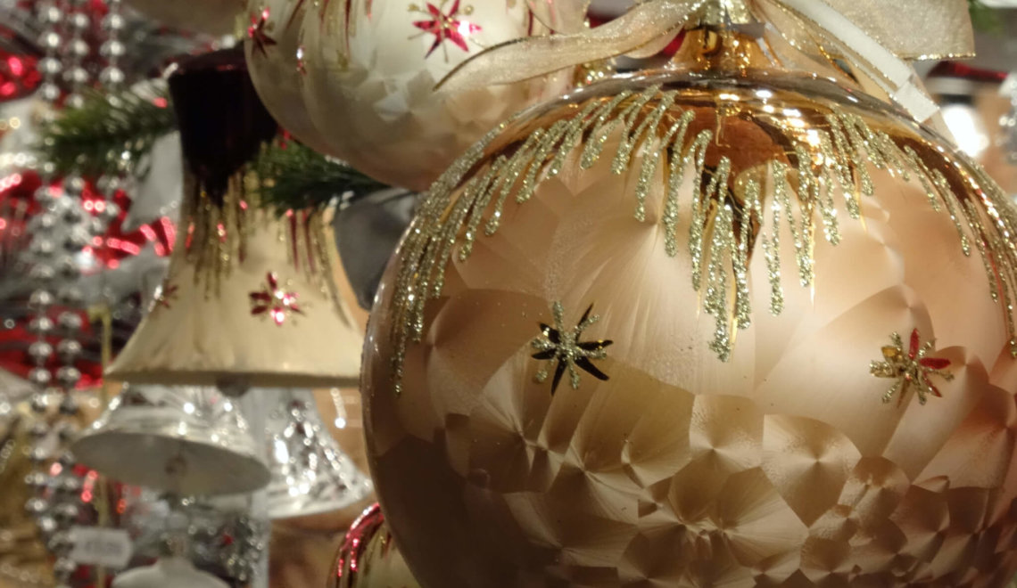 Goudkleurige kerstballen en klokken