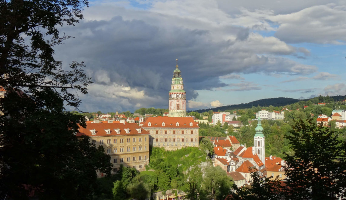 Donkere wolken boven paleis in Český Krumlov