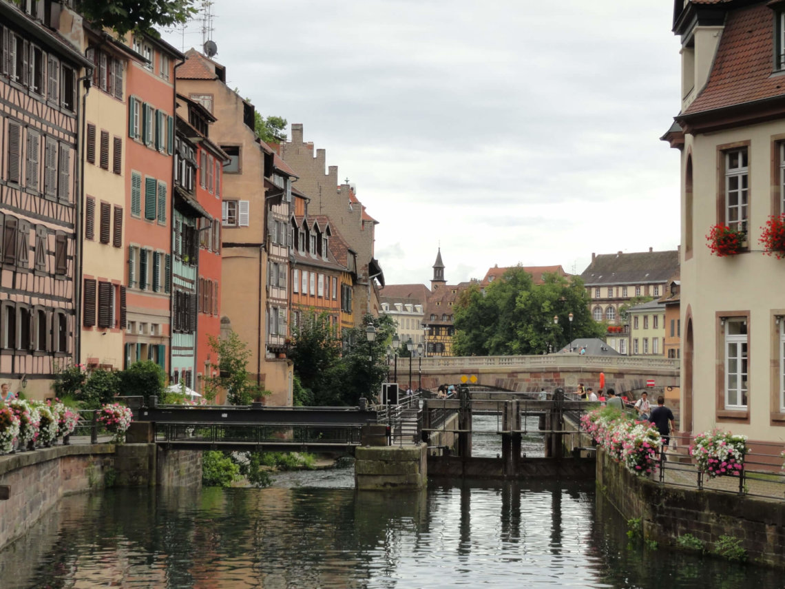 Oude kleurrijke huizen langs binnenwater in Straatsburg