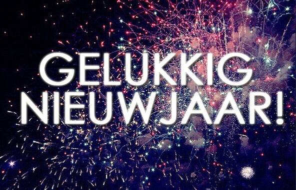 Tekst gelukkig nieuwjaar met vuurwerk op de achtergrond