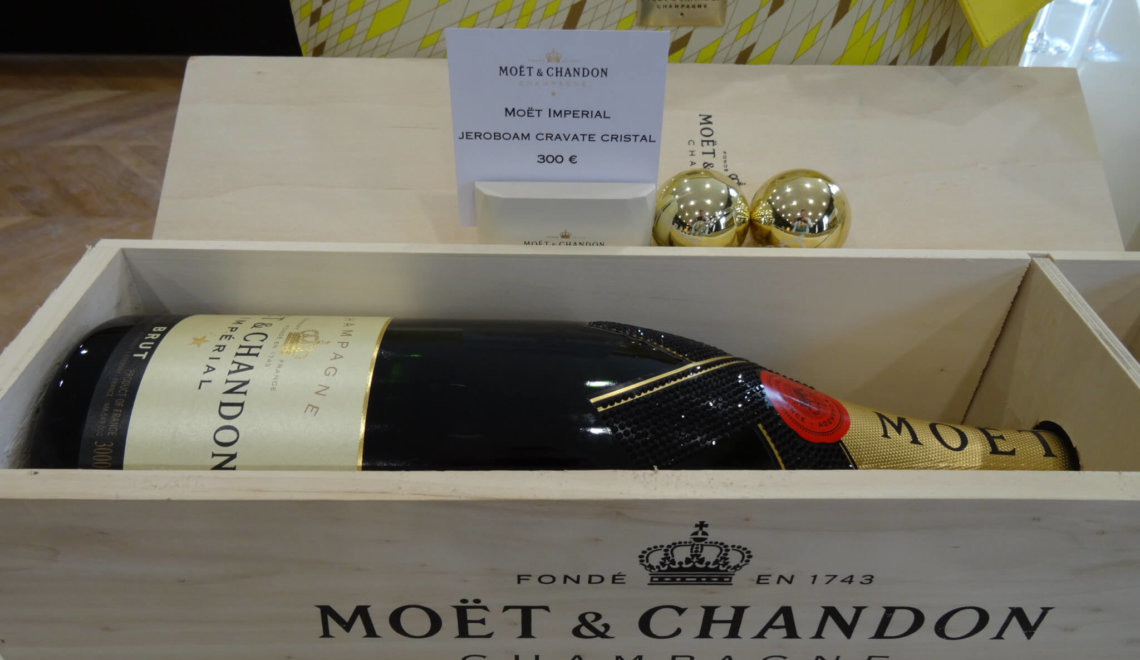 Houten kist gevuld met dure fles Moët champagne