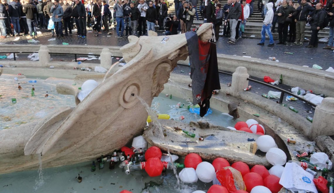 Het "lelijke bootje van Berbini" hangt vol met Feyenoord prullaria