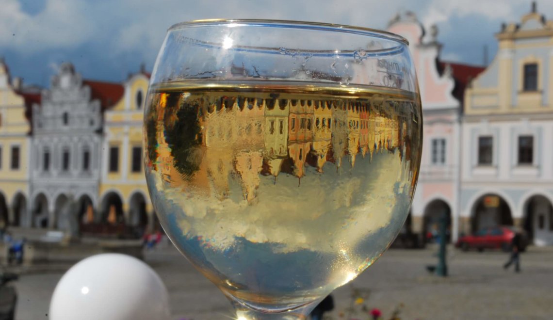 Telč op zijn kop gezien door een wijnglas