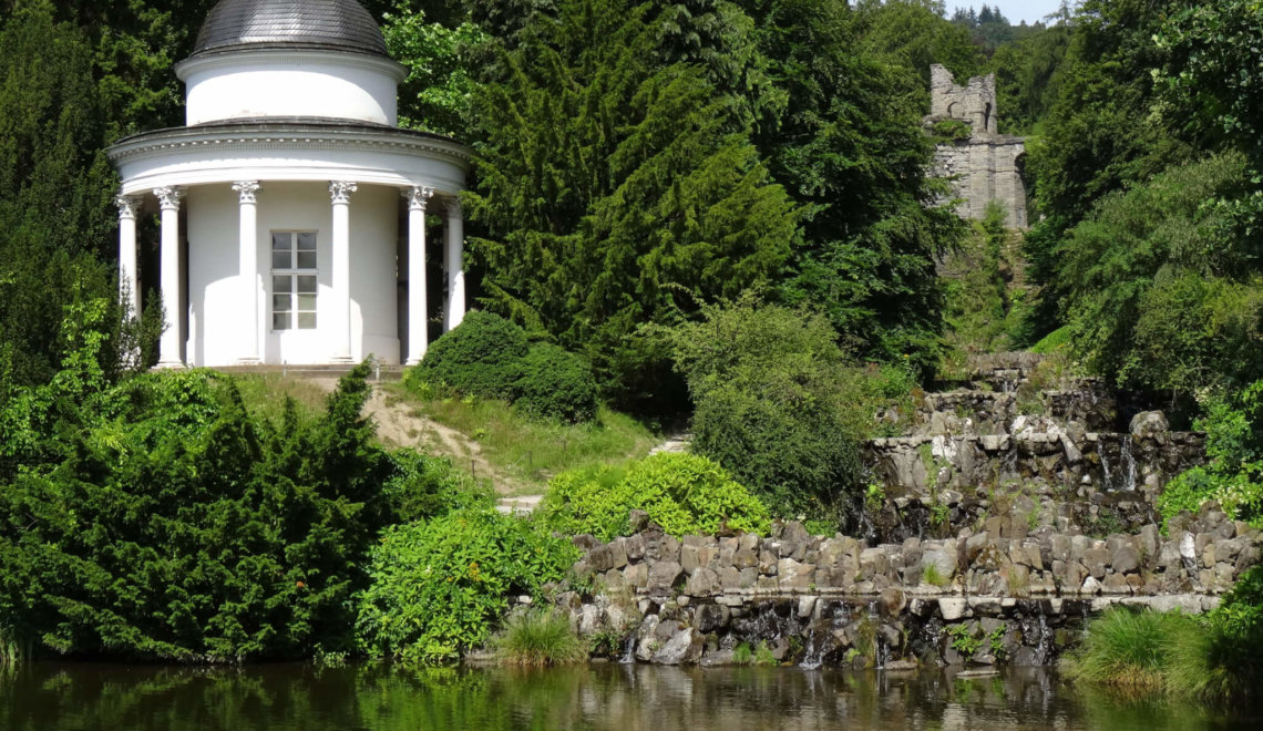 Spierwitte Apollotempel tussen weelderig groen in bergpark Wilhelmshöhe