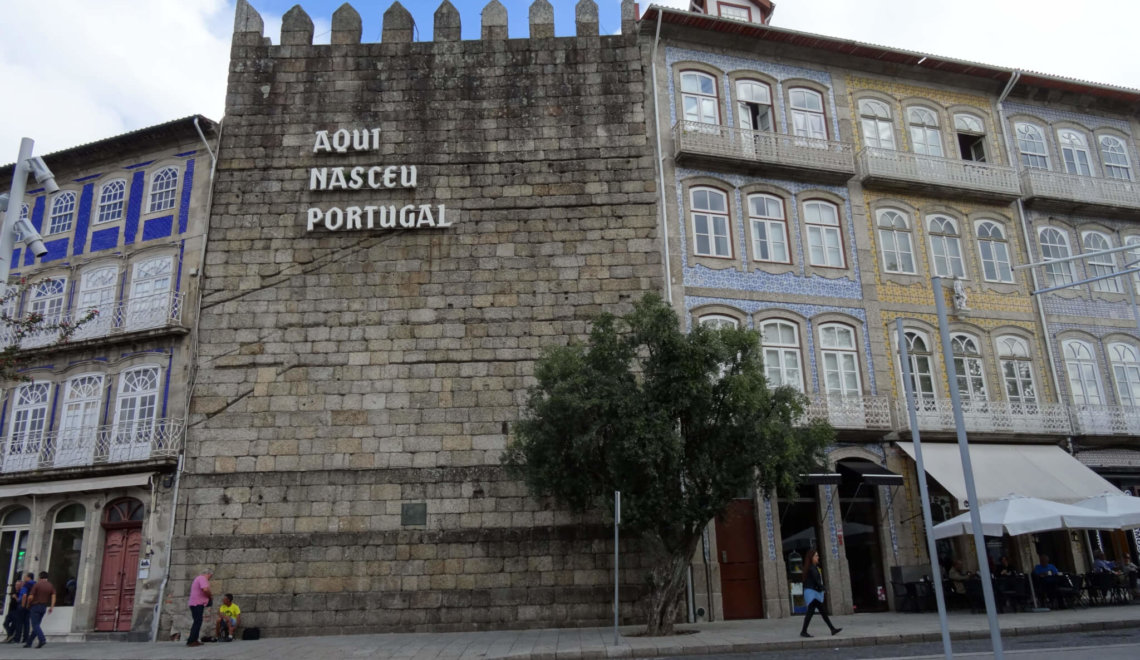 Op een oud pand met kantelen staat de leus "Hier is Portugal ontstaan"