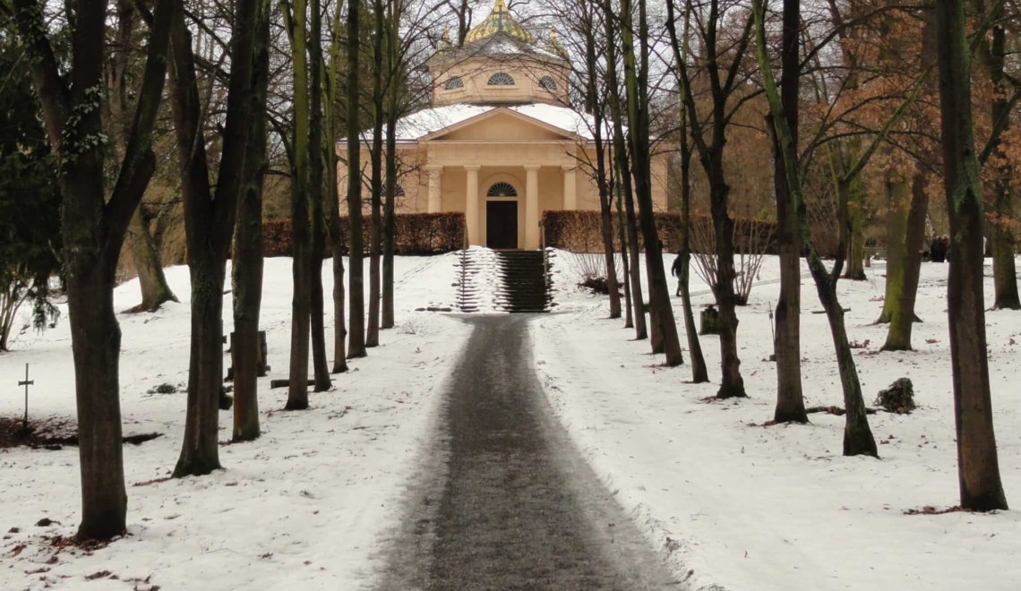 Vrij van sneeuw gemaakt pad leidt naar mausoleum van Goethe en Schiller