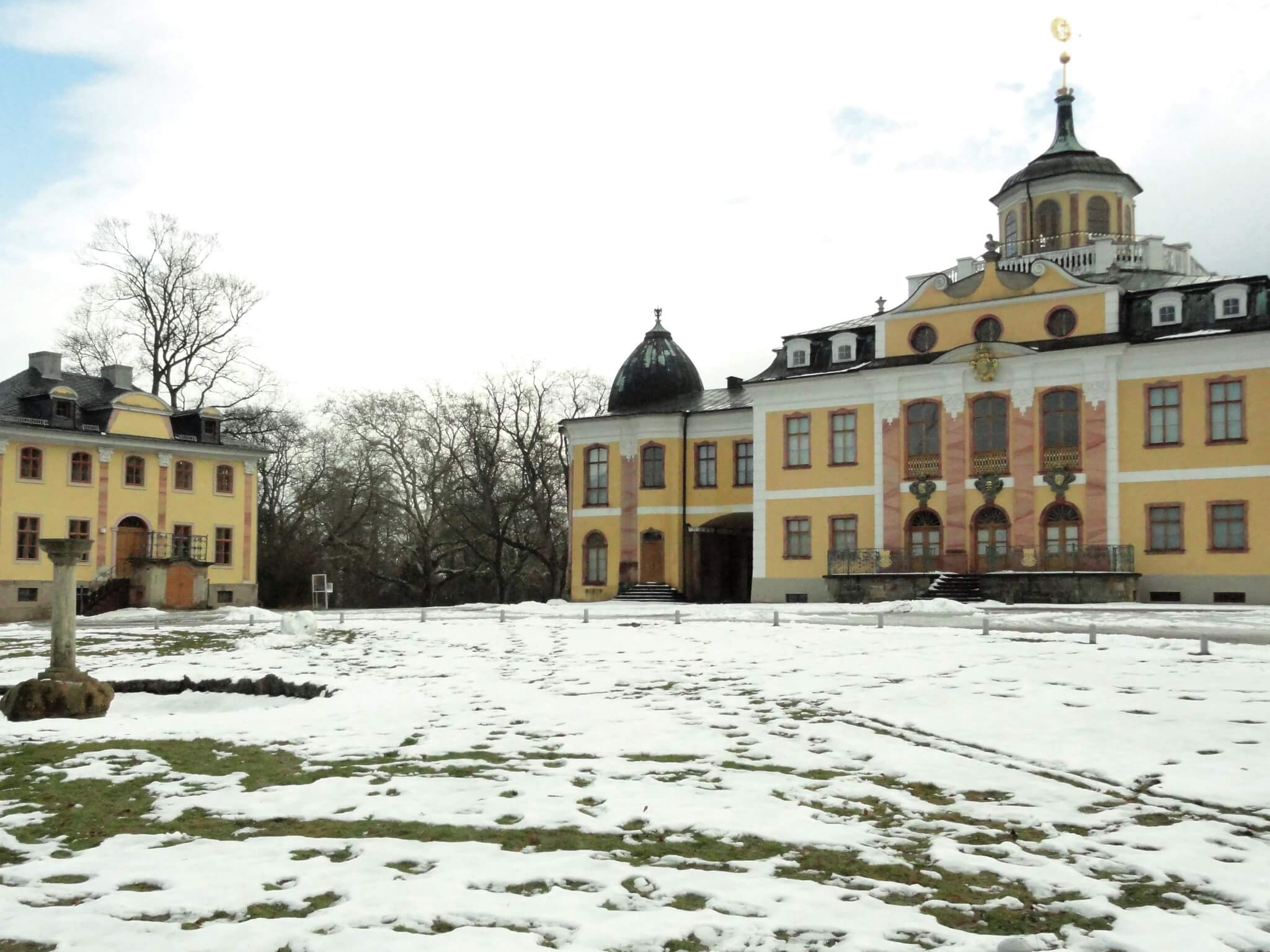 Geel-wit slot Belvedere in winters lWeimar