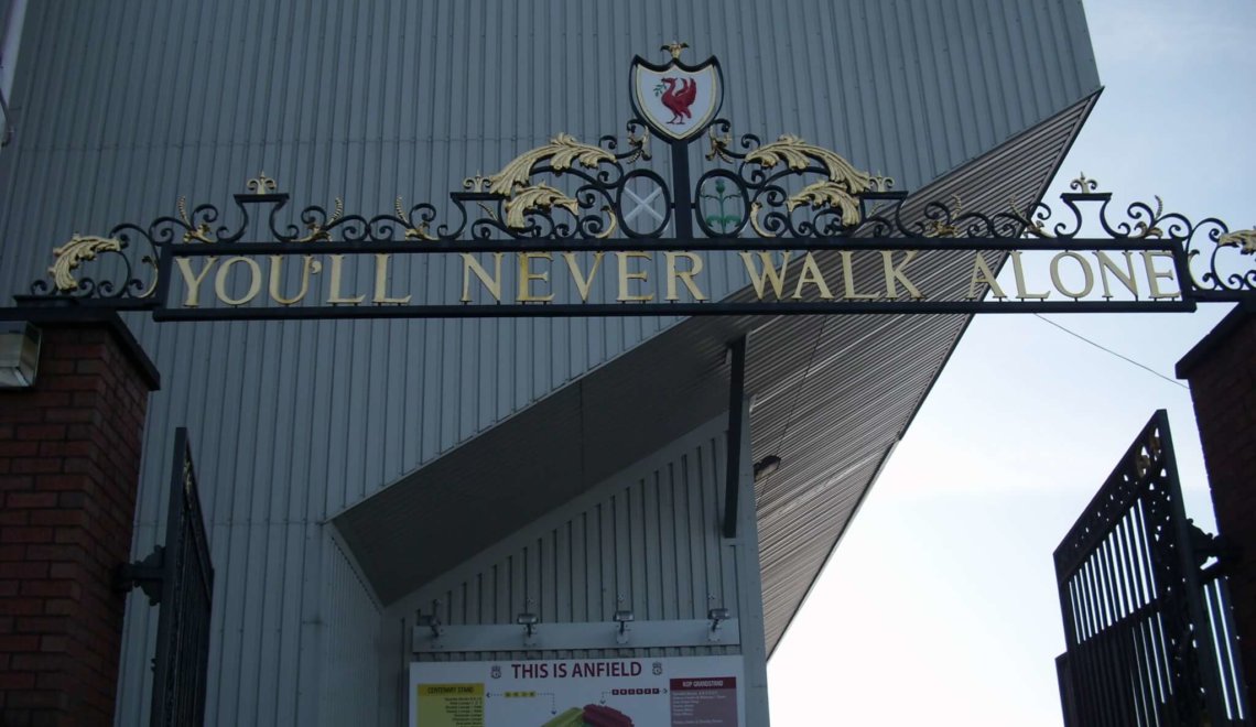 De tekst You'll never walk alone voor het stadion van Liverpool