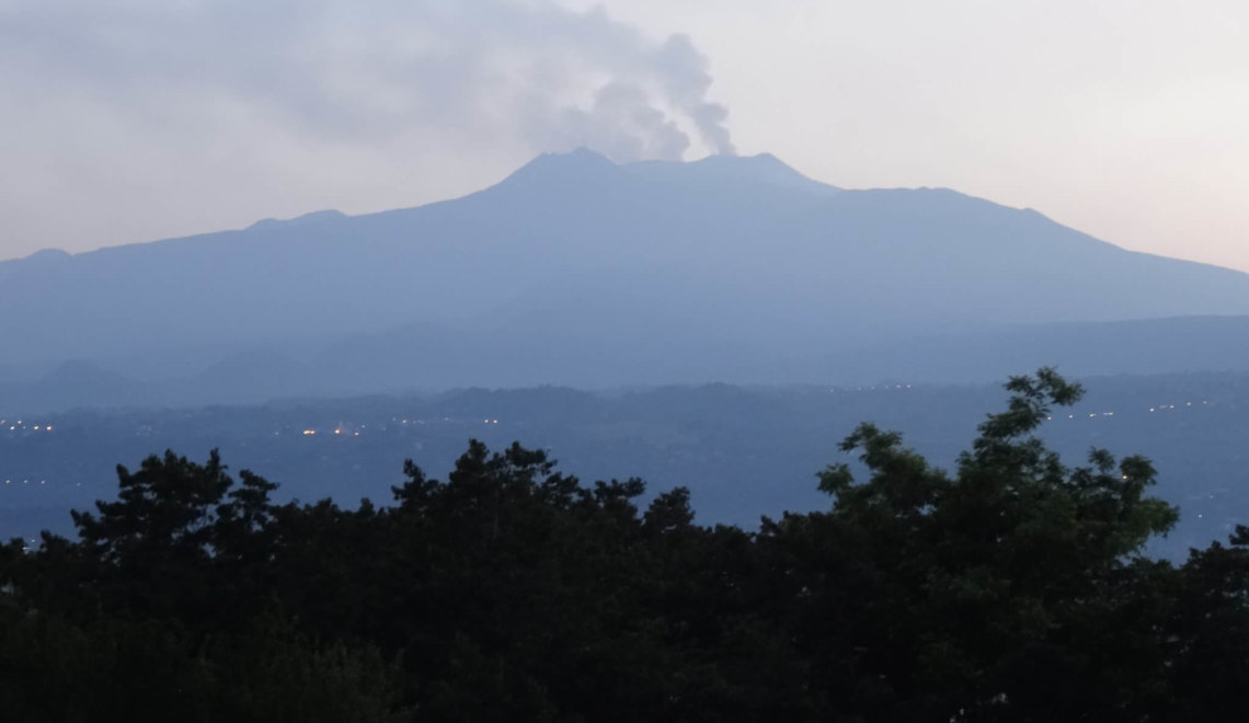 Rookpluimen verlaten Etna vulkaan