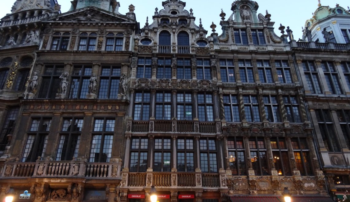 Rijtje rijk gedecoreerde gildehuizen op de Grote Markt van Brussel