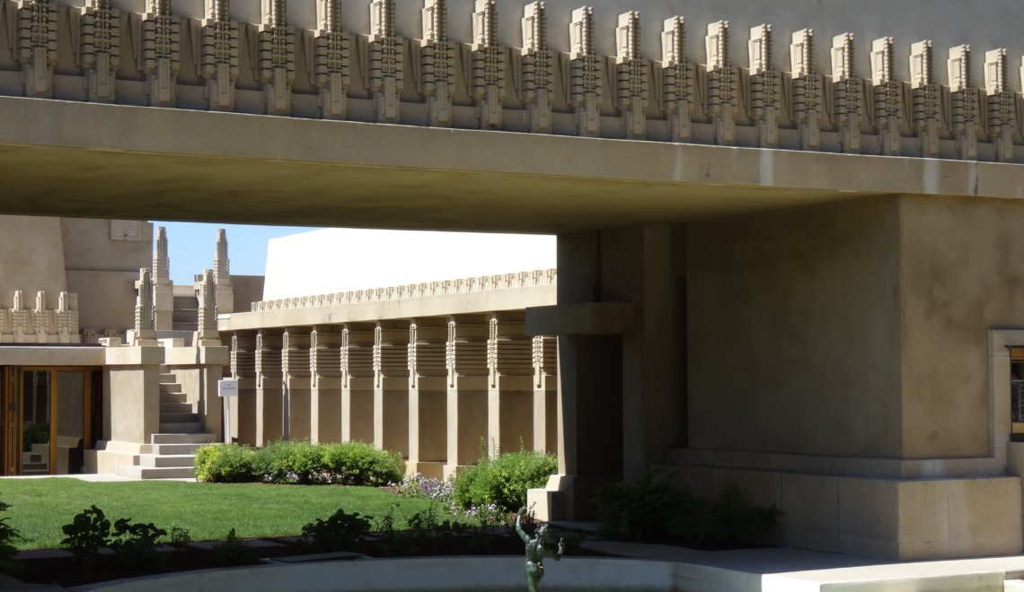 Hollyhock House met patio en zuilengalerij