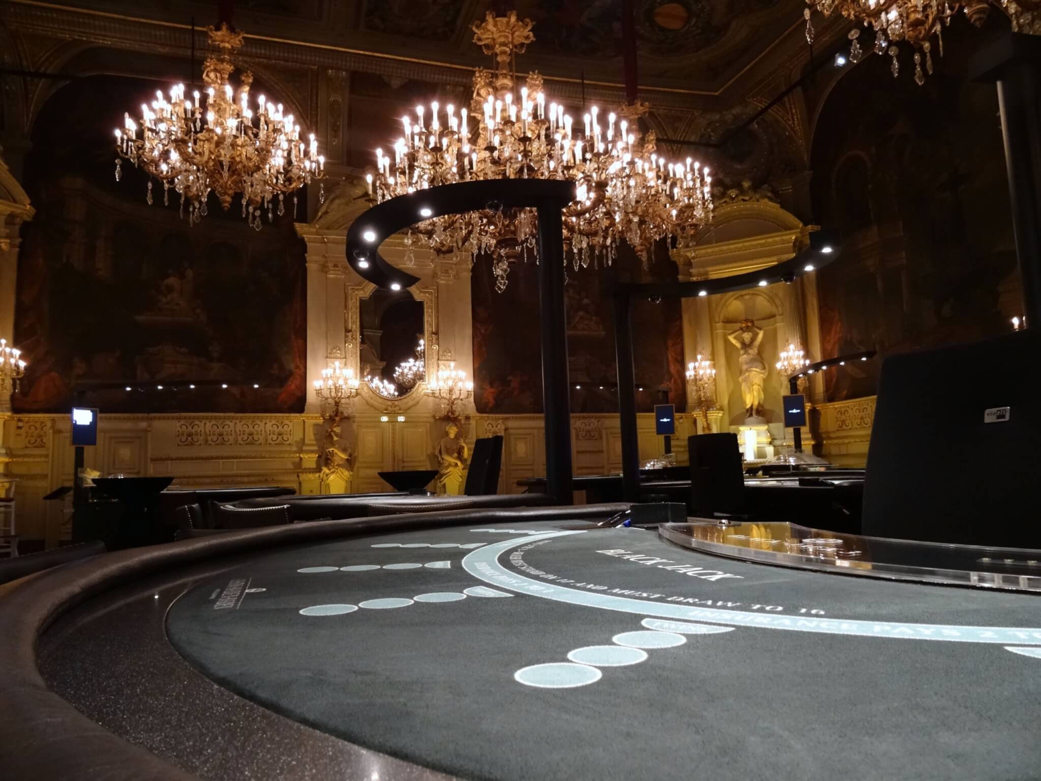 Blackjack tafel in casino Baden-Baden  onder luxe kroonluchters 