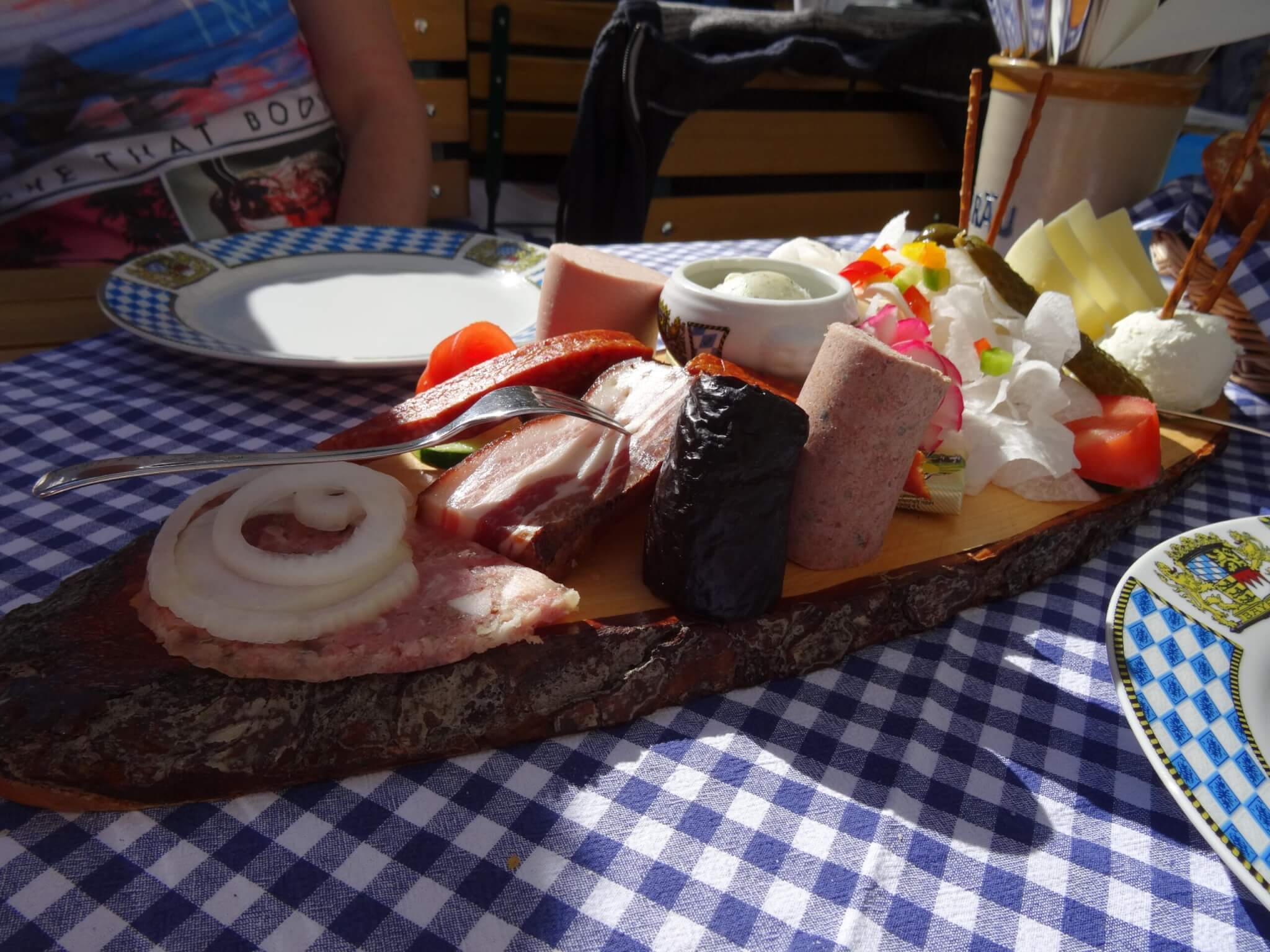 Borrelplank met grote stukken worst, ui, spek en kaas