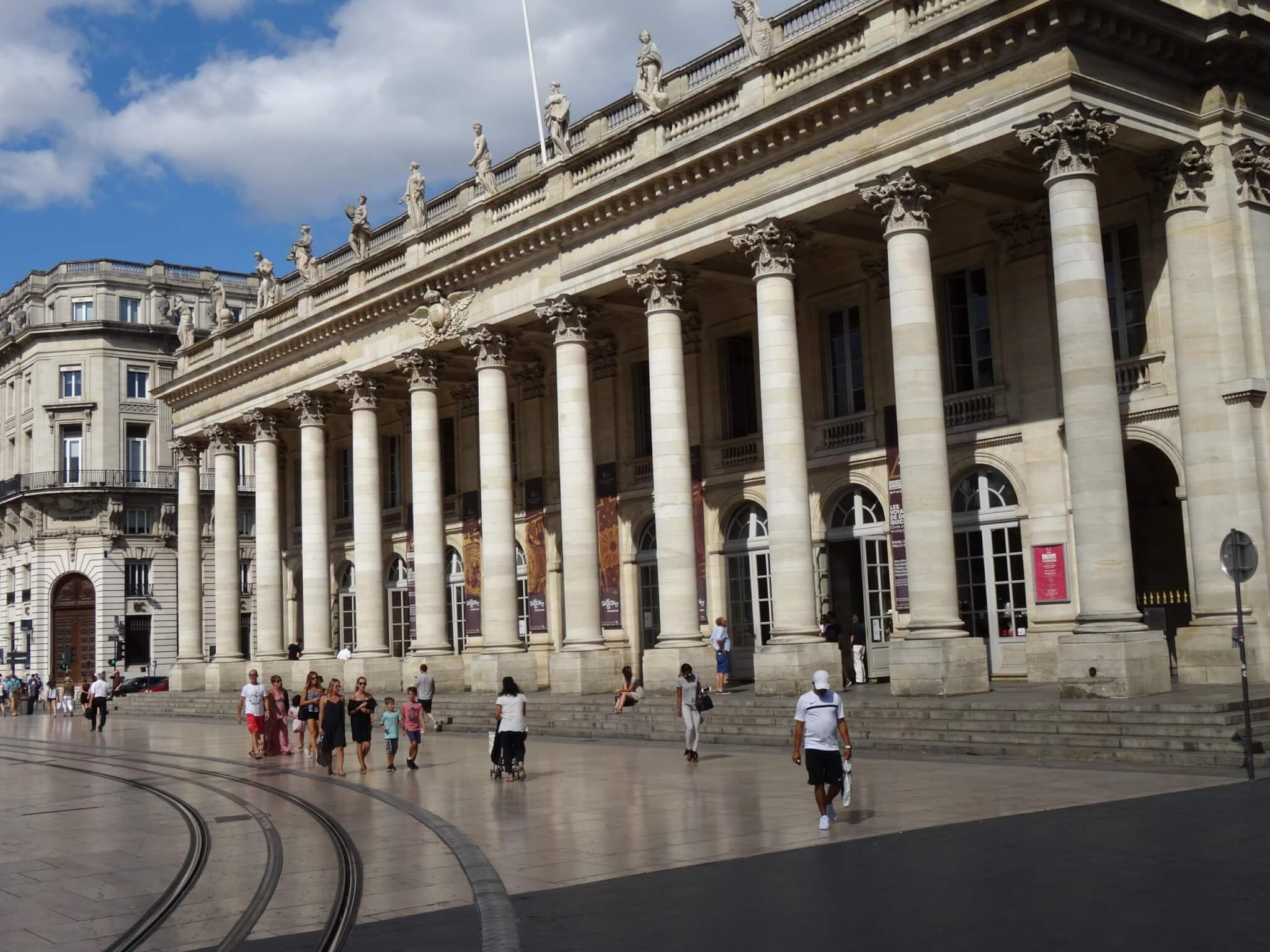 Voorgevel Grand Theatre Bordeaux met 12 zuilen en mythologische figuren op dakrand