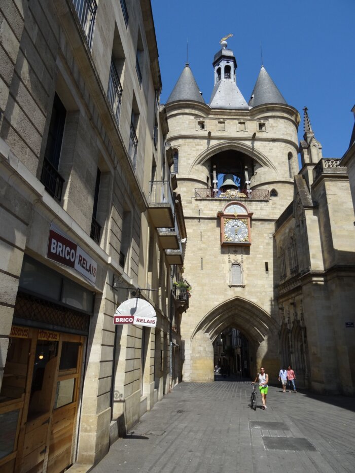 Middeleeuwse stadspoort met een grote bel en twee torens in Bordeaux