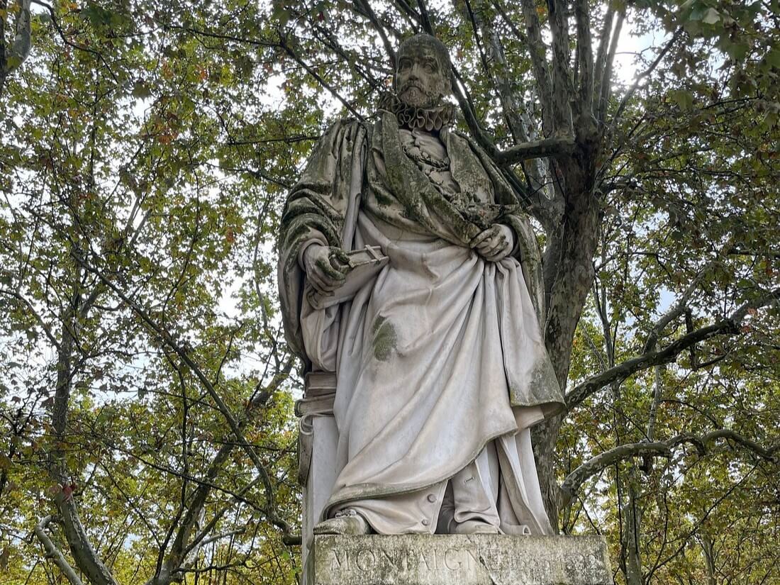 Marmeren standbeeld van filosoof Montaigne in Bordeaux