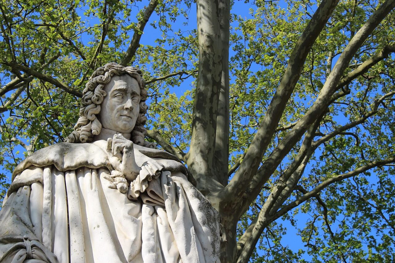 Standbeeld van pruikdragende filosoof Montesquieu in Bordeaux
