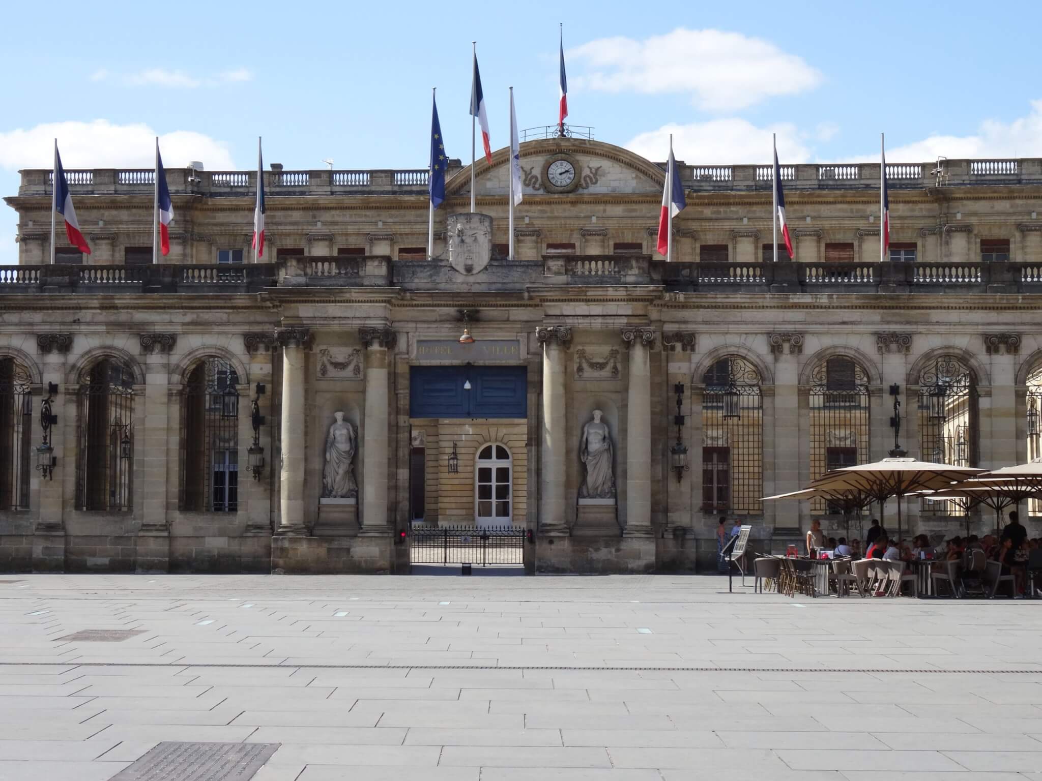 Neoklassieke facade van bisschoppelijk paleis Bordeaux met zuilen, beeldhouwwerk en balustrades op de dakrand