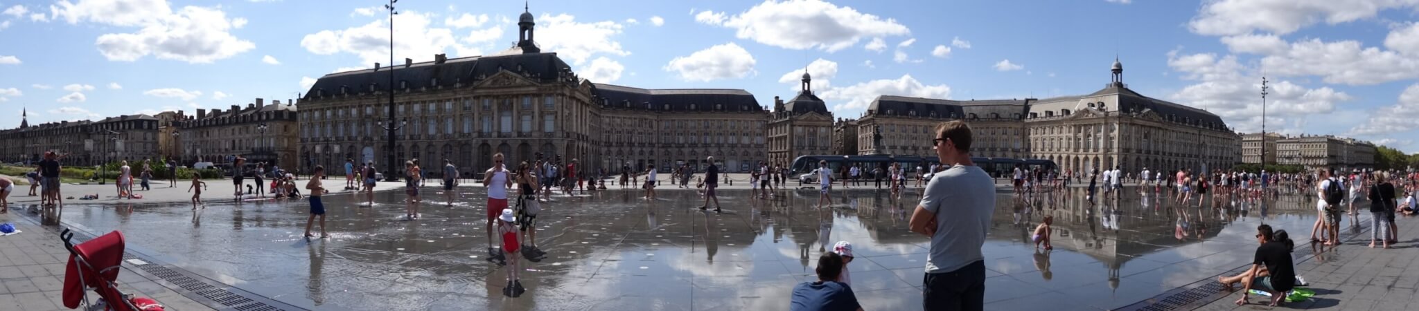 Neoklassieke bouwwerken spiegelen in Miroir d'Eaux Bordeaux