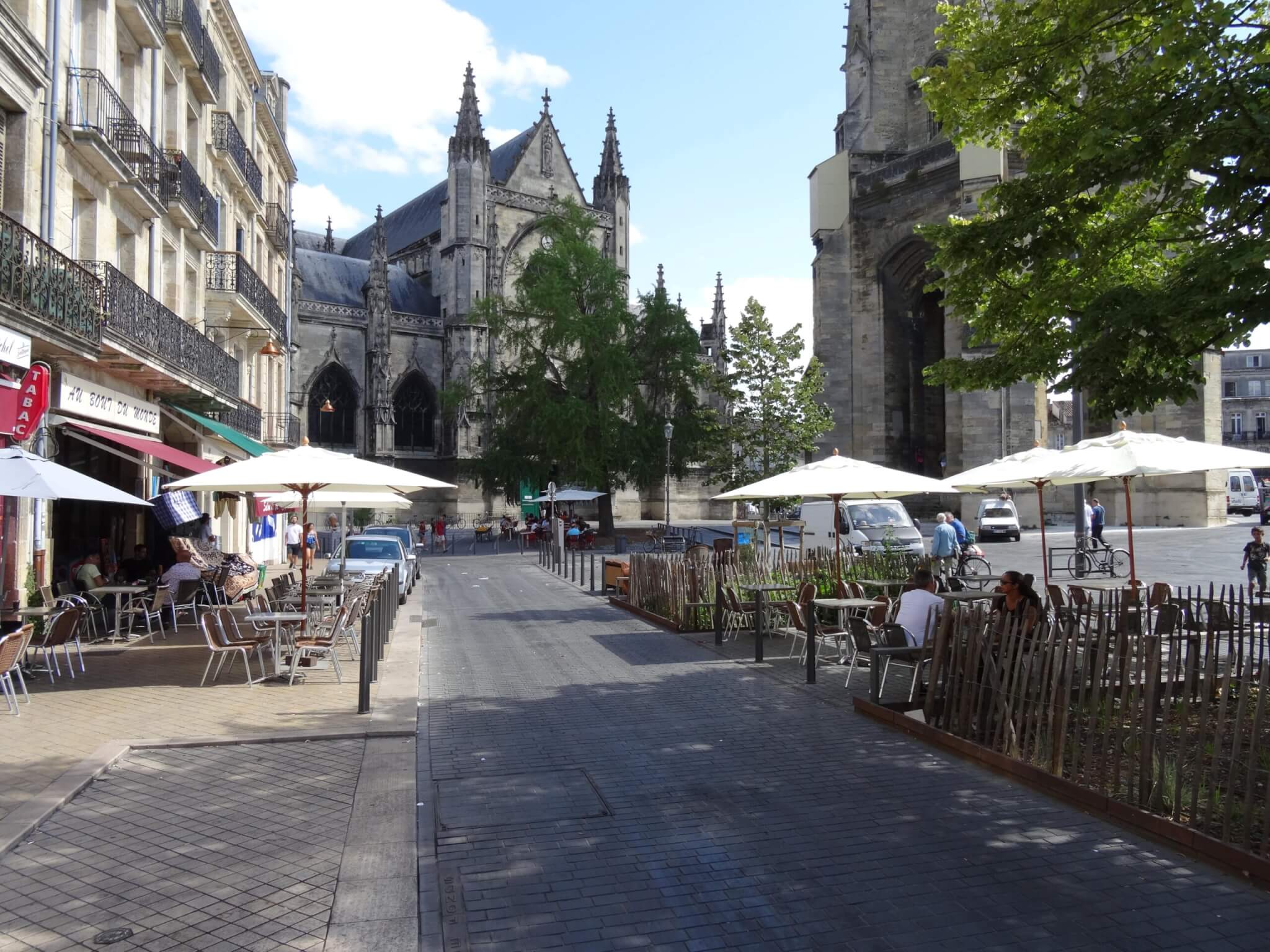 Diverse lege terrassen met op de achtergrond Basilique Saint Michel