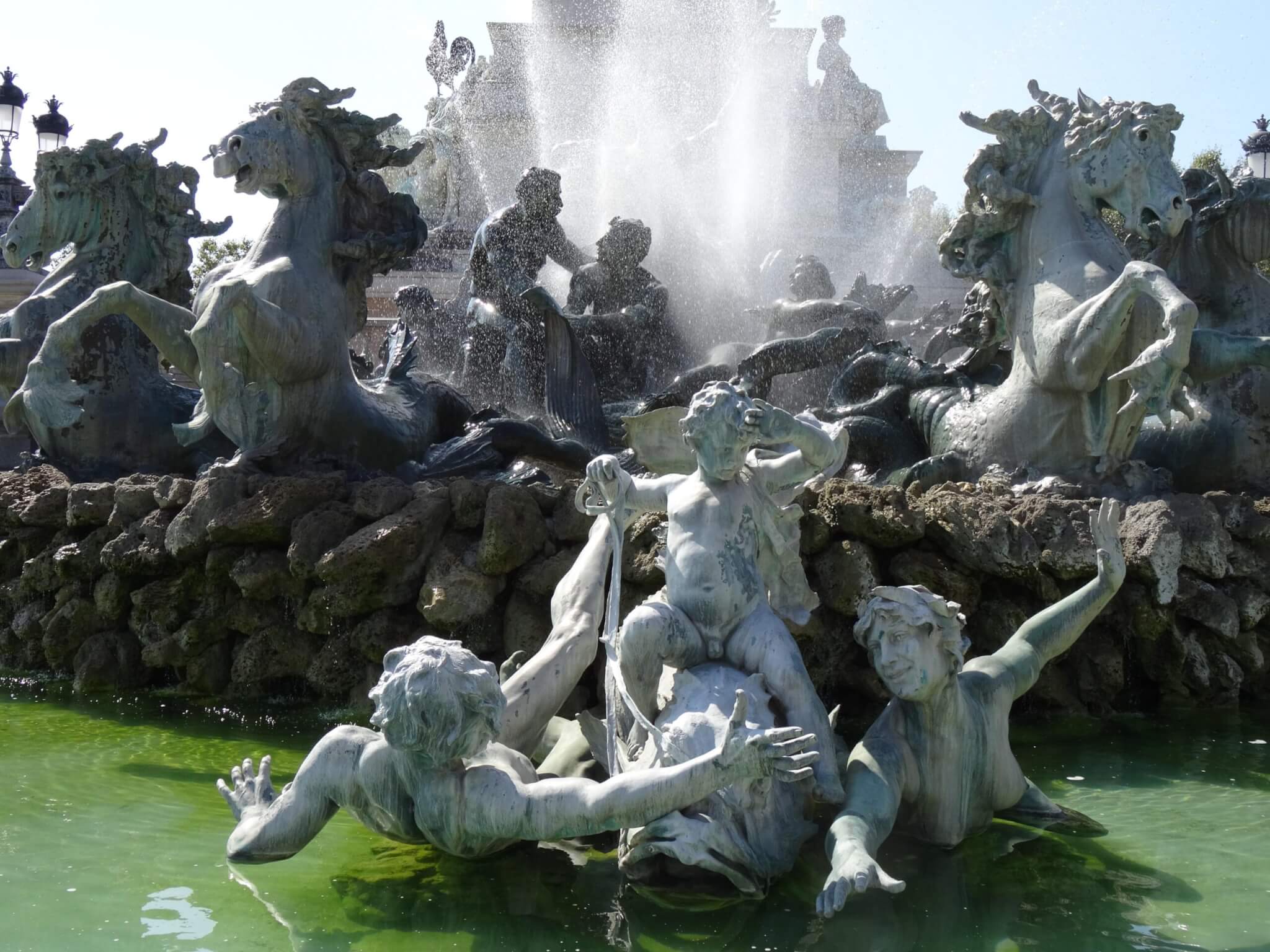 Fontein ter nagedachtenis van Girondijnen vol met allegorische figuren, steigerende paarden en spuitend water