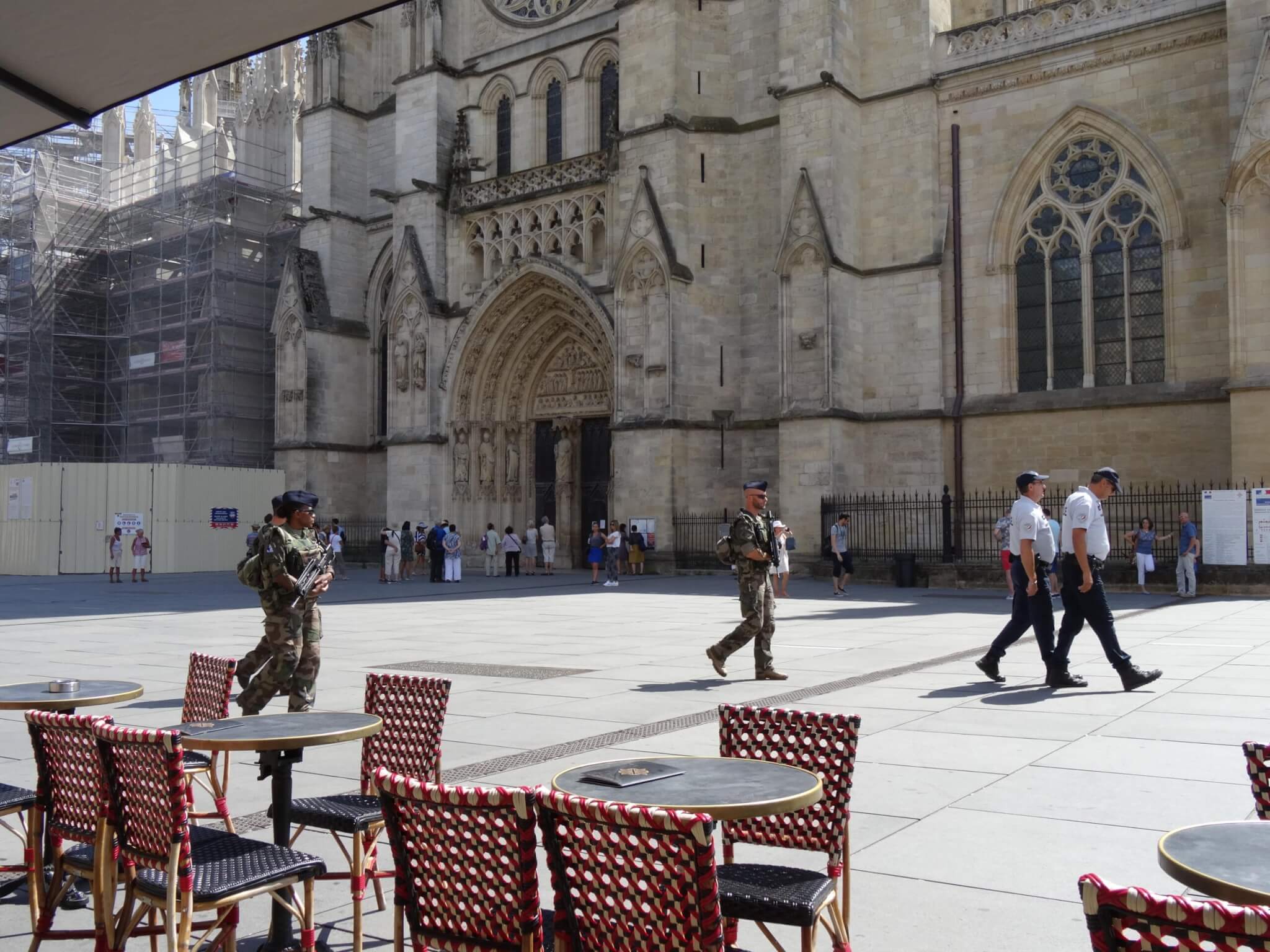 Patrouillerende soldaten met het geweer in de aanslag voor Cathédrale de Saint-André in Bordeaux