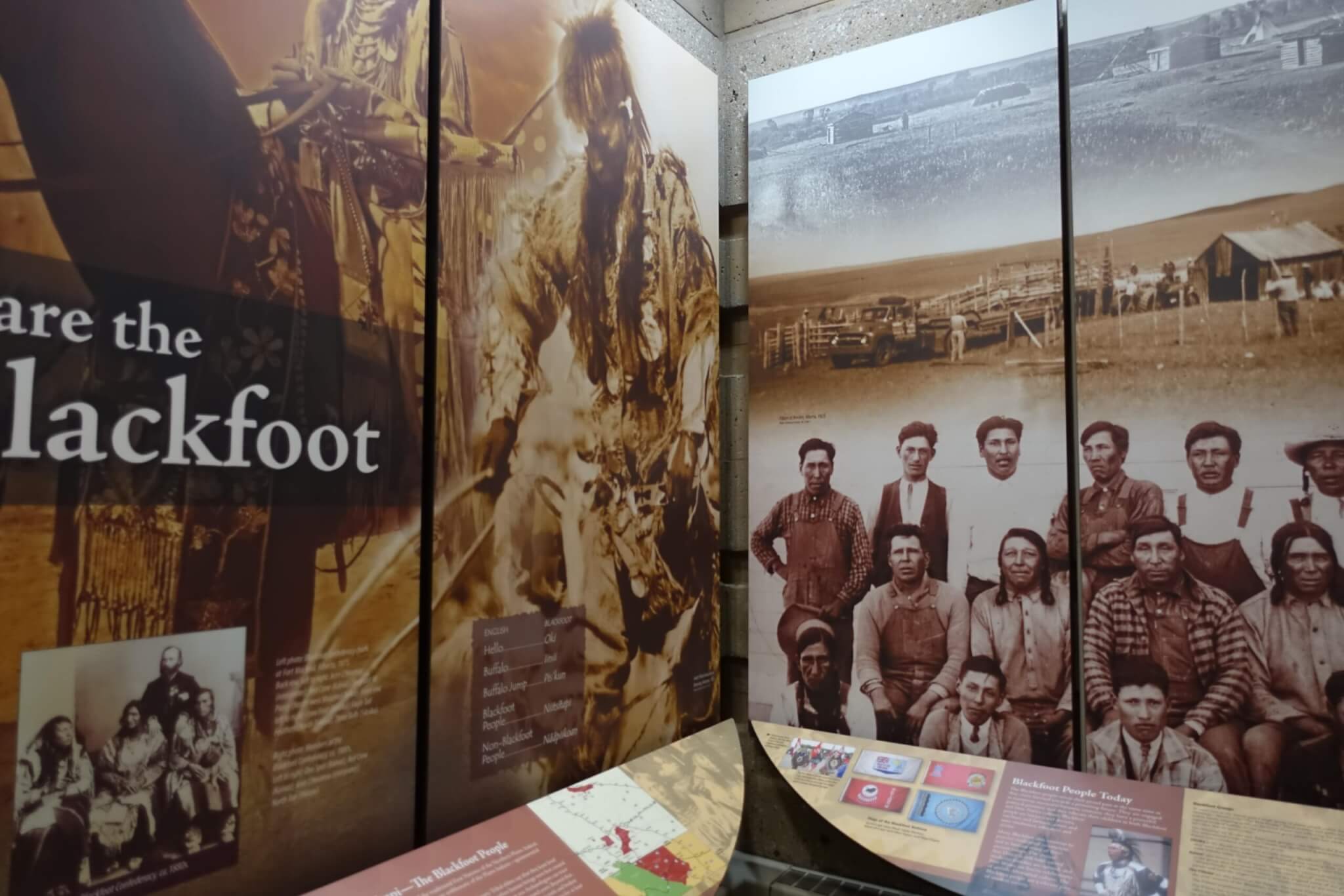 Zwart-wit foto op een wand met poserende Blackfootindianen 