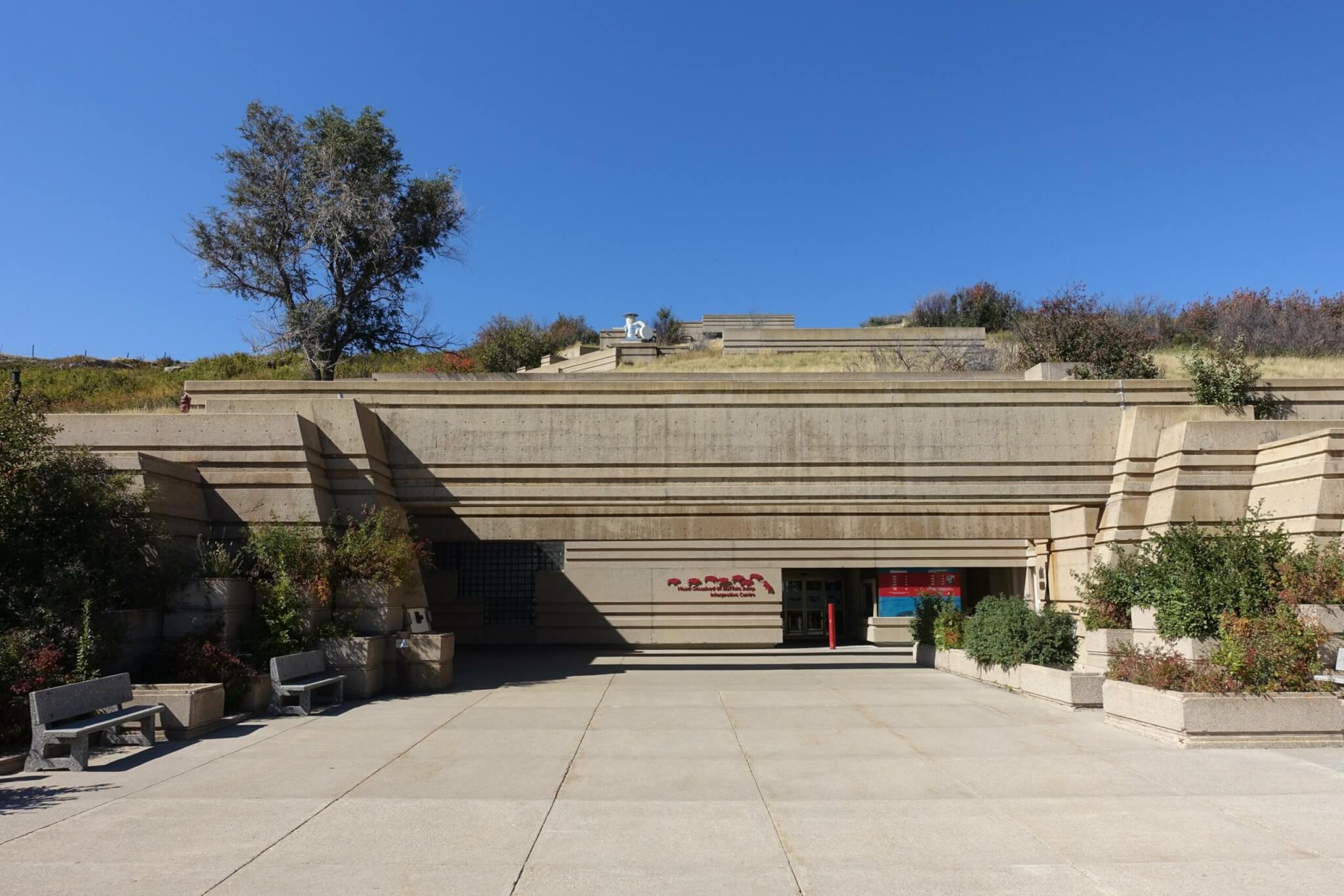 Betonnen voorgevel van Head-Smashed-In Buffalo Jump met horizontale strepen en verspringingen