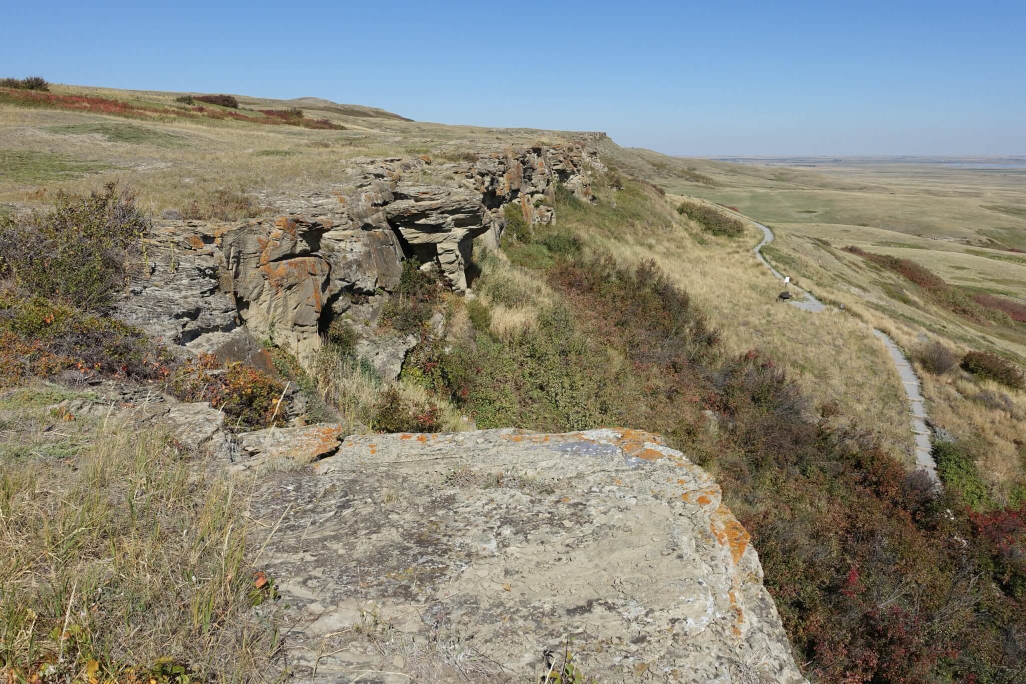 Zandstenen klif van Head-Smashed-In Buffalo Jump waar de bizons overheen werden gedreven
