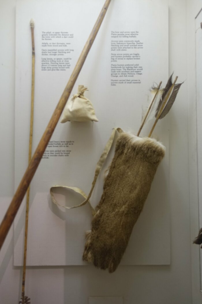 Pijl en boog van Blackfoot Indianen. Pijlen zitten in bonten draagzak