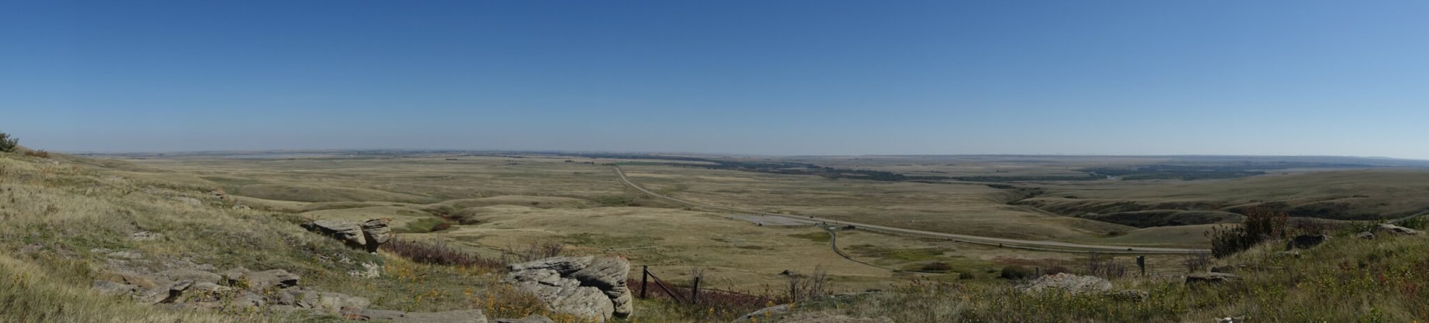 Een blik vanuit bezoekerscentrum Head-Smashed-In Buffalo Jump over de eindeloze graszee