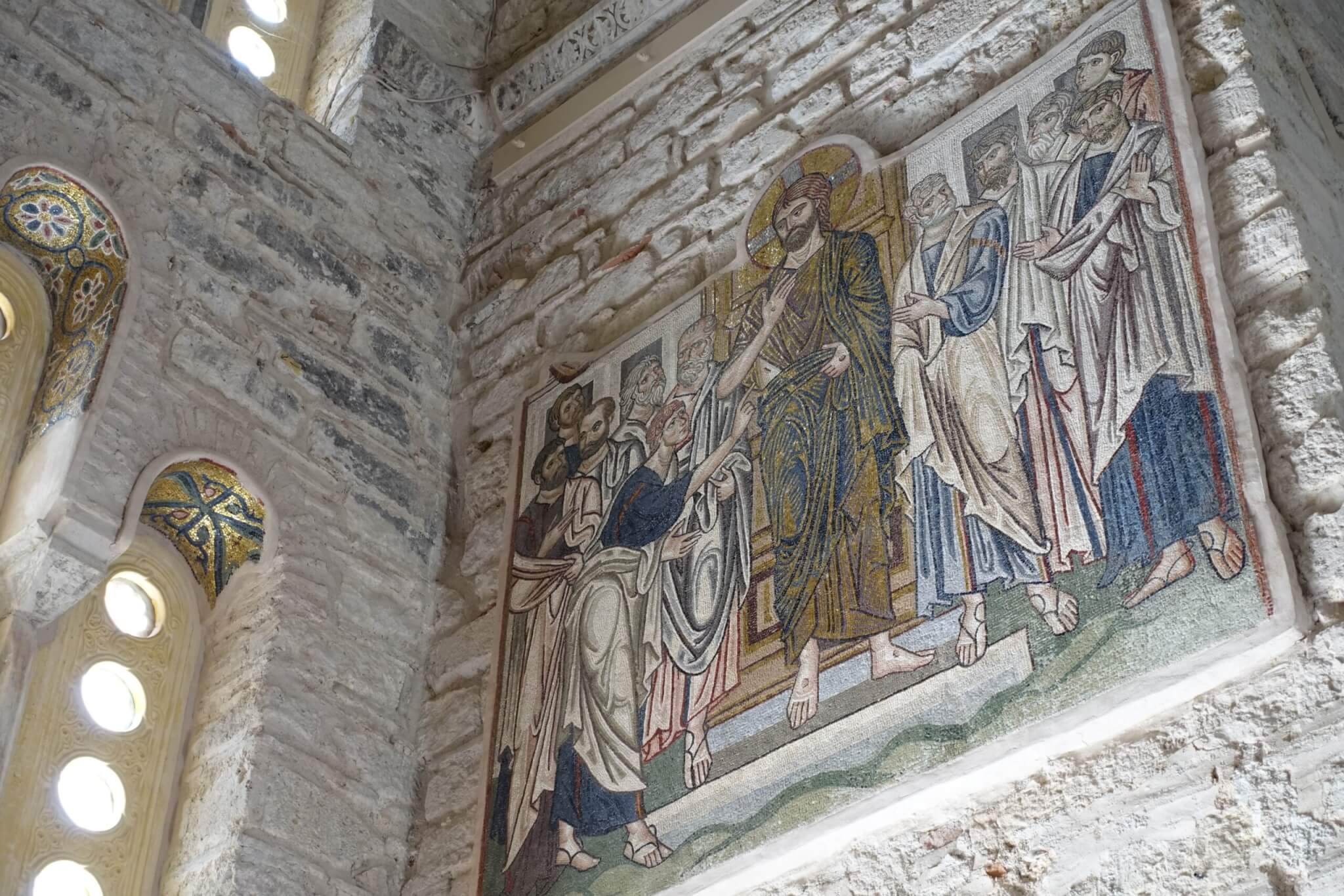 Jezus toont zijn kruiswonden aan de apostelen in typisch Byzantijnse setting in kapel Daphni-klooster