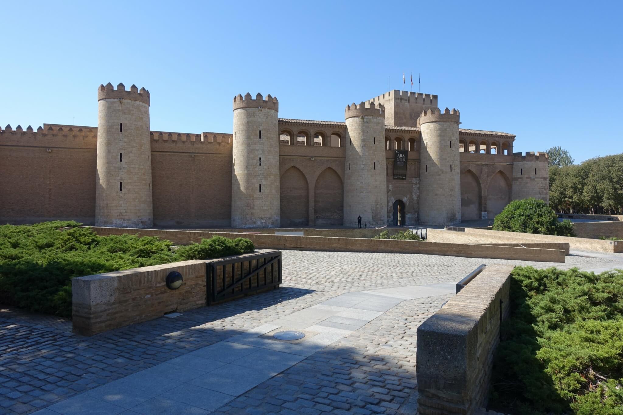 Buitenzijde paleis Aljaferia met ronde verdedigingstorens en hoge vierkante uitkijktoren