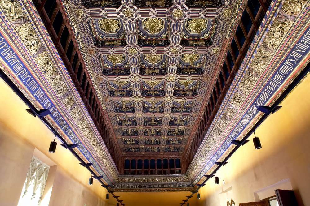 Overdadig rijk versierd houten en vergulden cassettenplafond in troonzaal Aljaferia