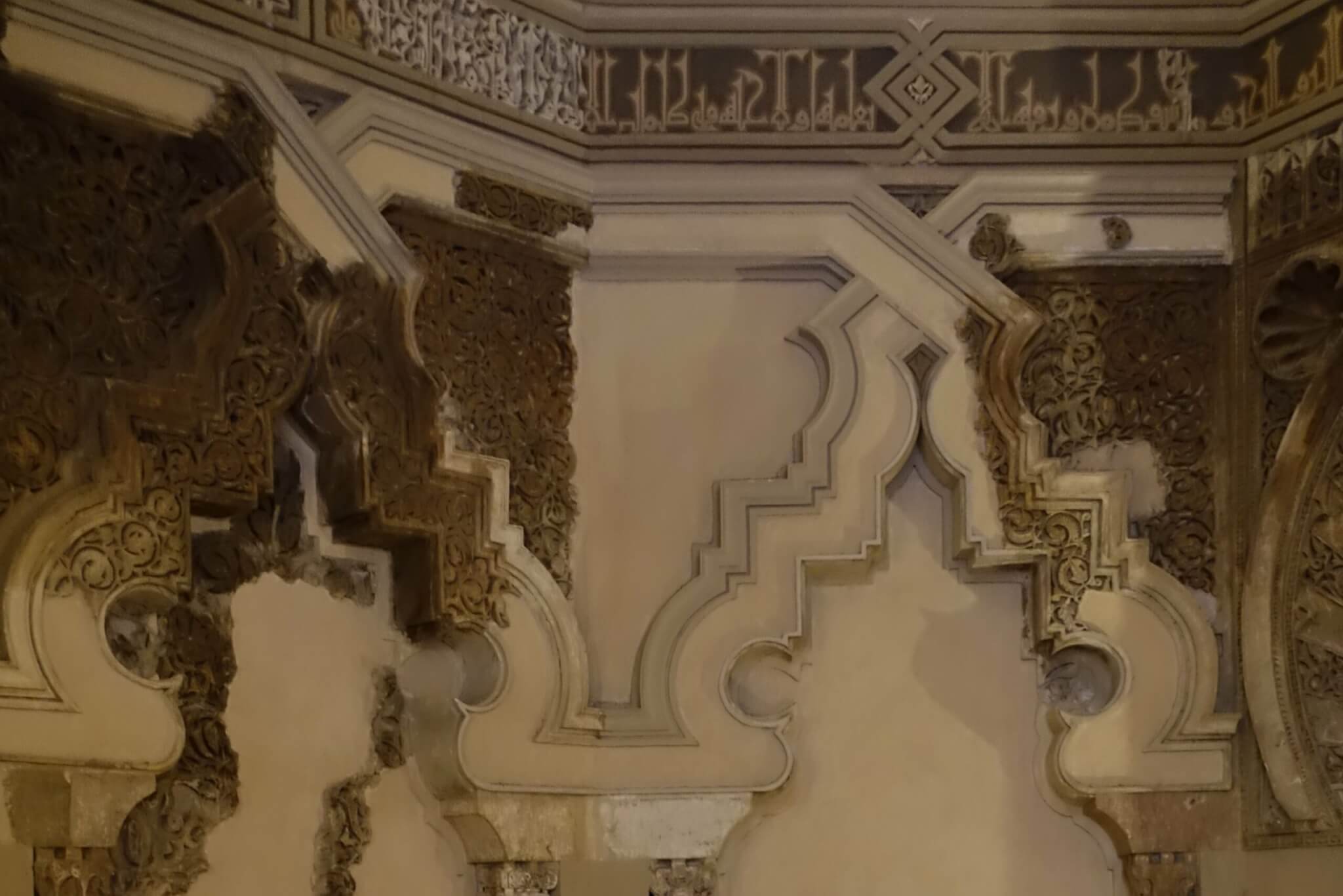 Kalligrafie en verfijnd pleisterwerk sieren de privémoskee van de hijab in paleis Zaragoza
