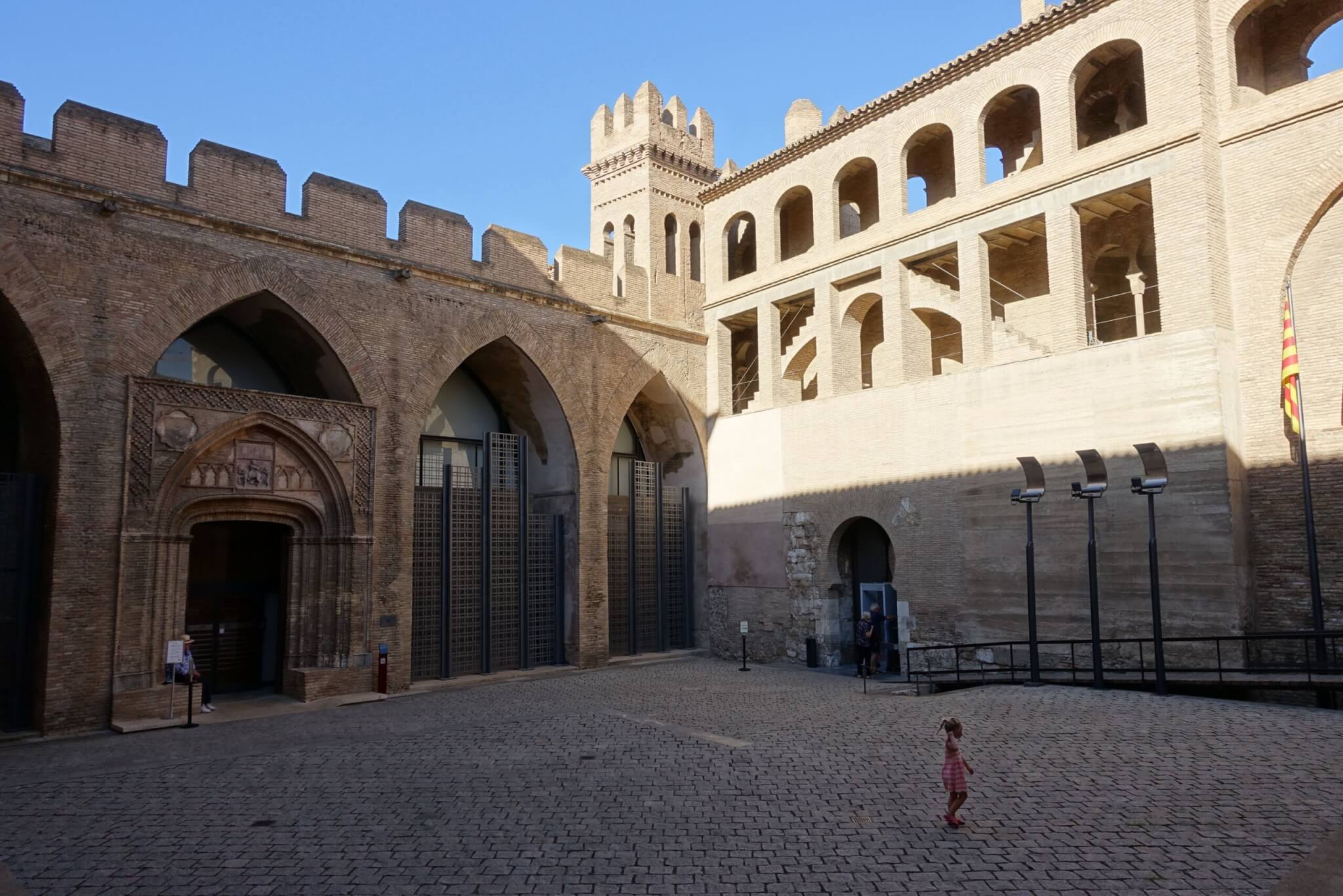 Binnenplaats Aljaferia met Mudejar entree christelijke kapel en verdedigingstoren met kantelen