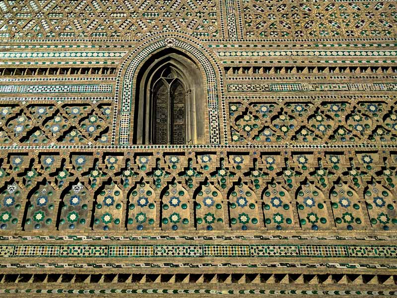 Druk gedecoreerde Mudejar muur La Seo met bakstenen in geometrische vormen afgewisseld met keramieken, veelkleurige tegels