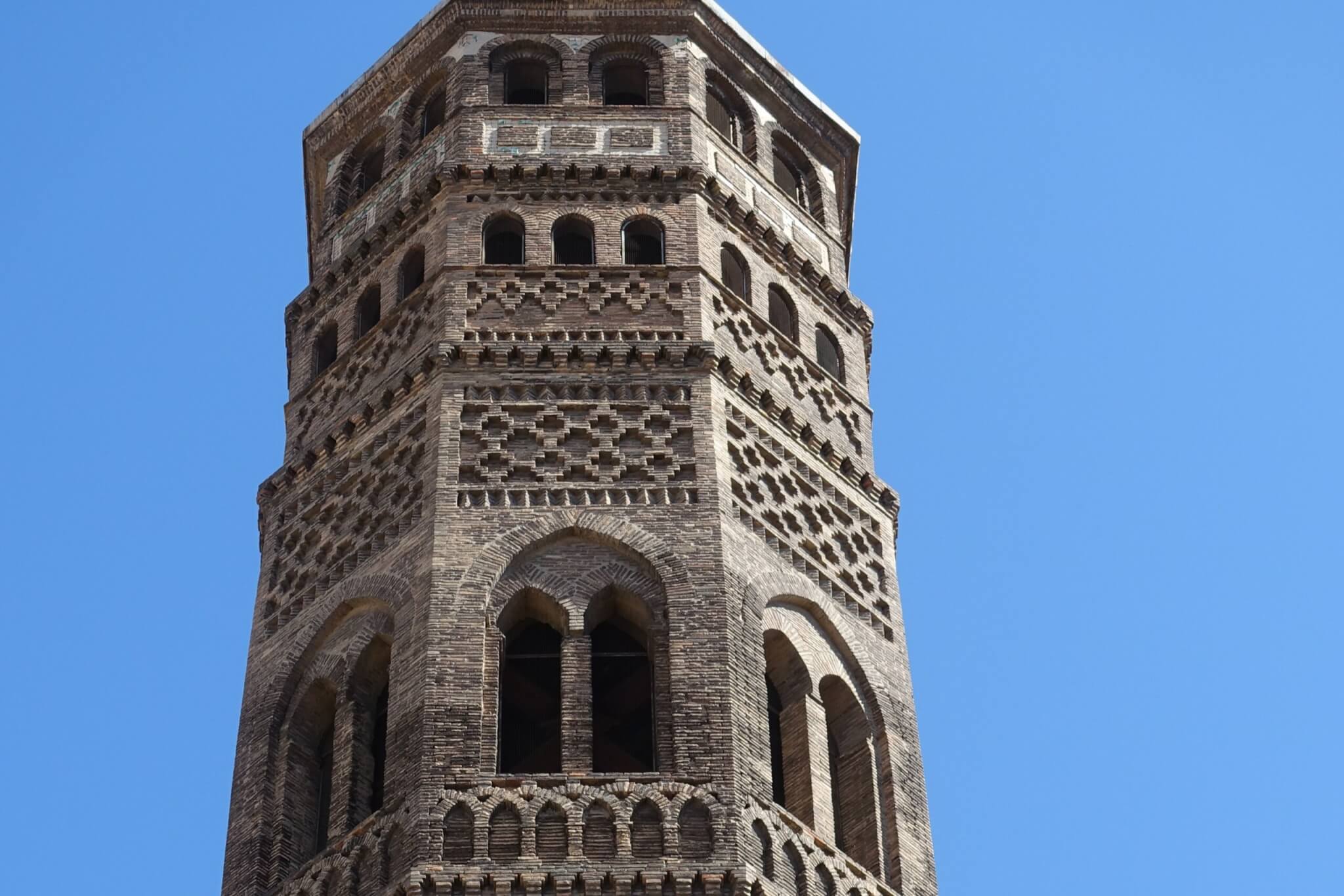 Detail klokkentoren San Pablo met baksteenreliëfs in vorm van bogen en ruiten