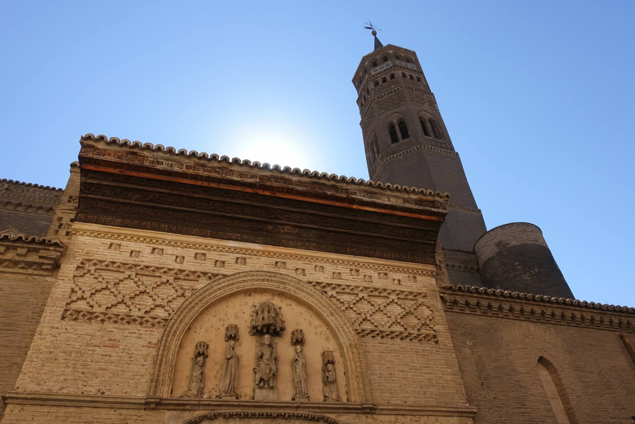 Baksten zijgevel San Pablo kerk Zaragoza met vijf heiligen en Mudejar decoratie