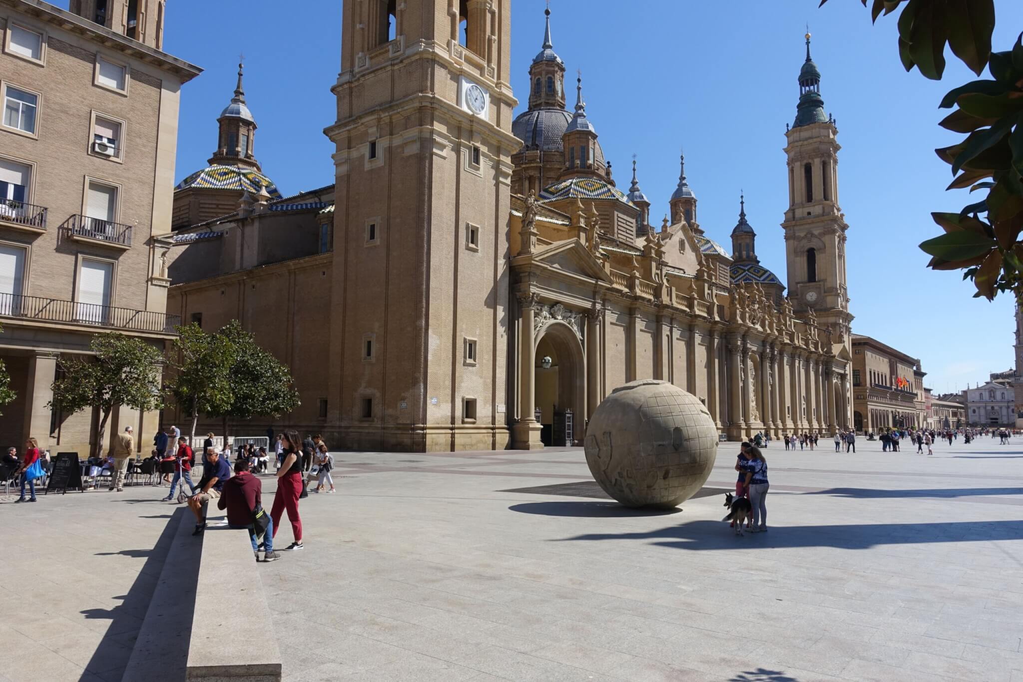 Het plein van Onze-Lieve-Vrouw-van-de-Pilaar waaraan de kathedraal van Zaragoza grenst