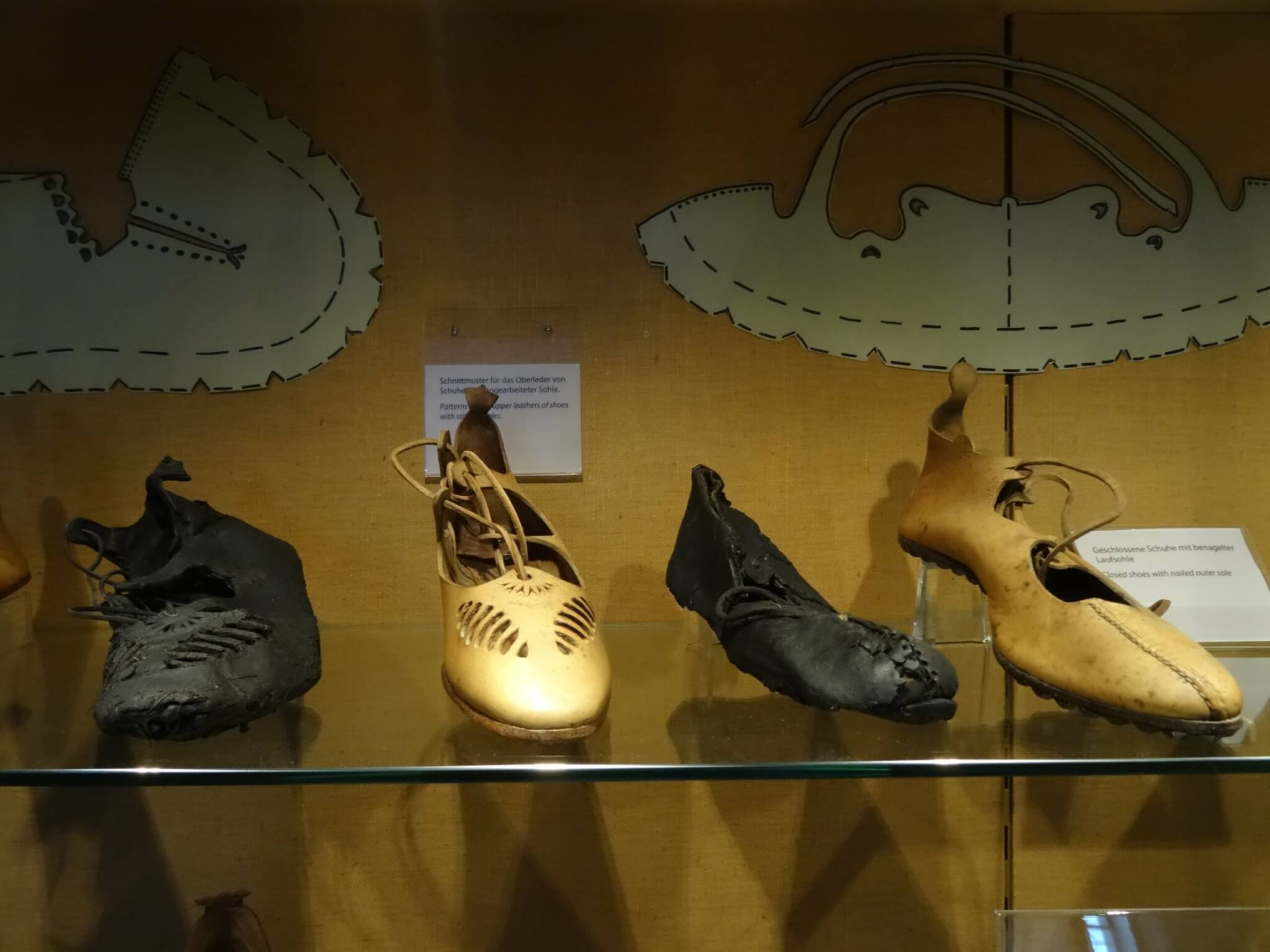 Twee originele en twee nagemaakte Romeinse leren soldatenschoenen in museum Saalburg 