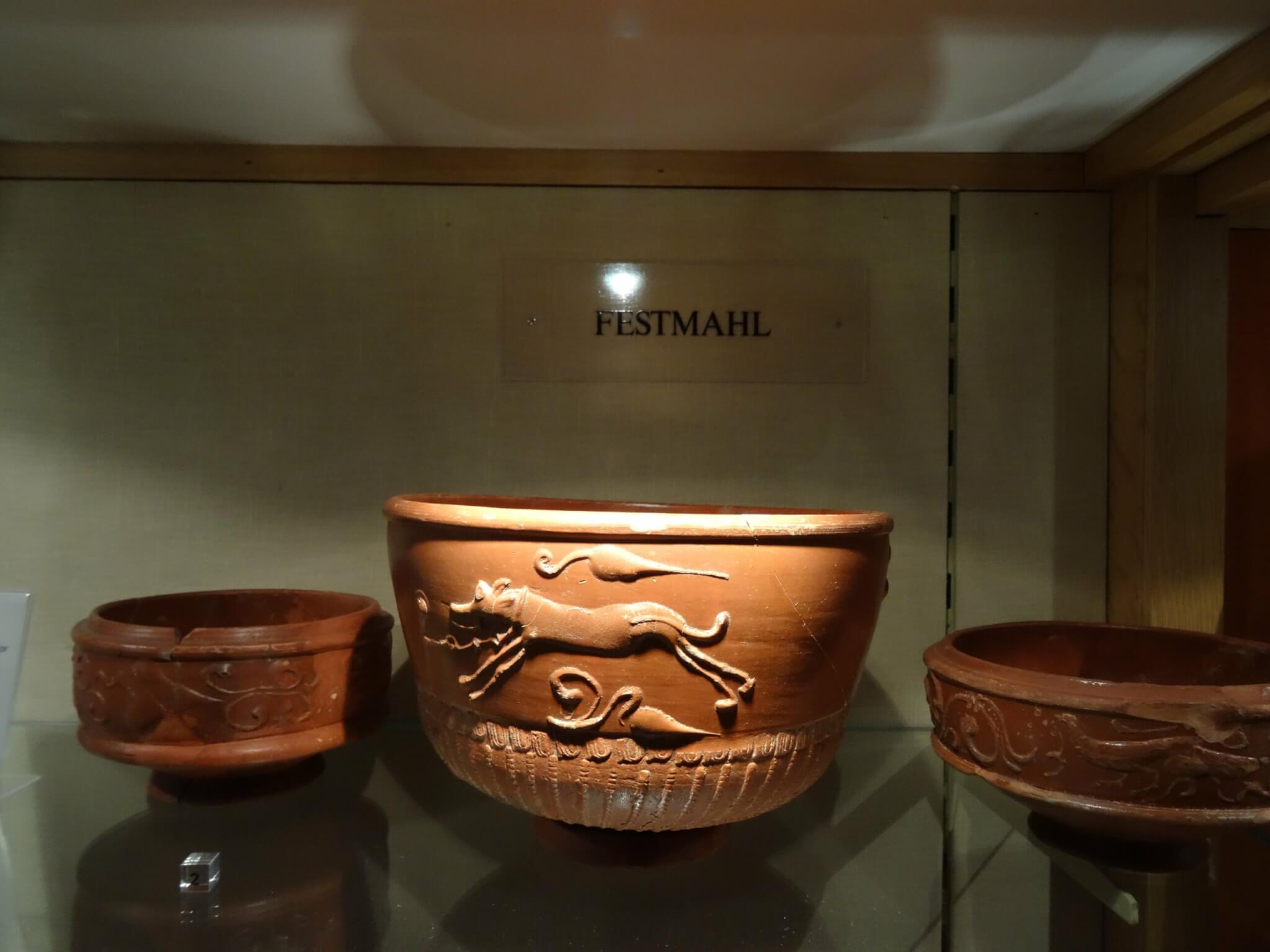 Roodbruine Romeinse kommen en schotels in vitrinekast museum Saalburg