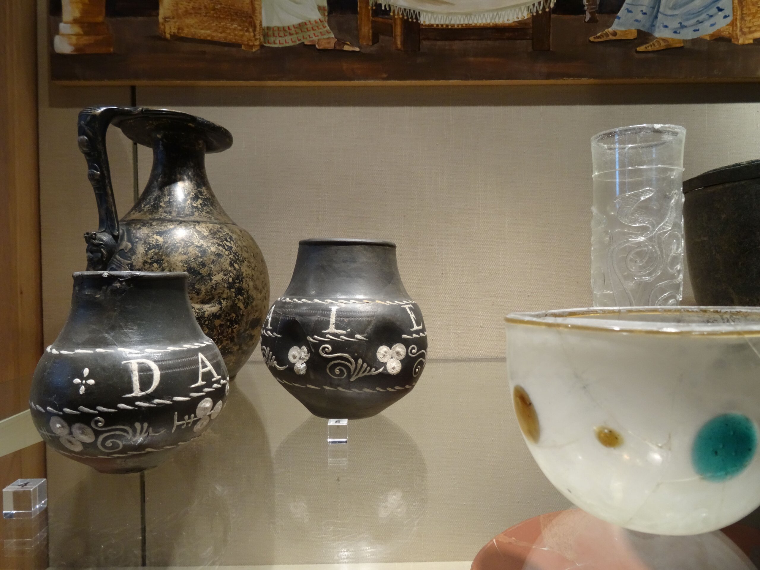 Romeinse potjes, pannetjes en glaswerk in een vitrinekast in museum Saalburg