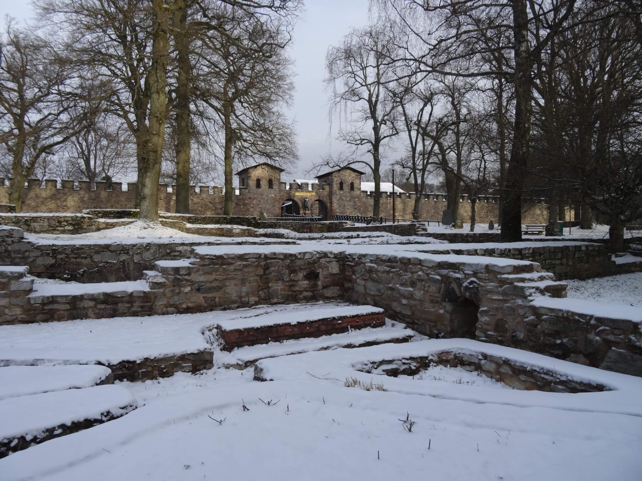 Hoofdpoort legerkamp Saalburg met op de voorgrond fundamenten van oude nederzetting 