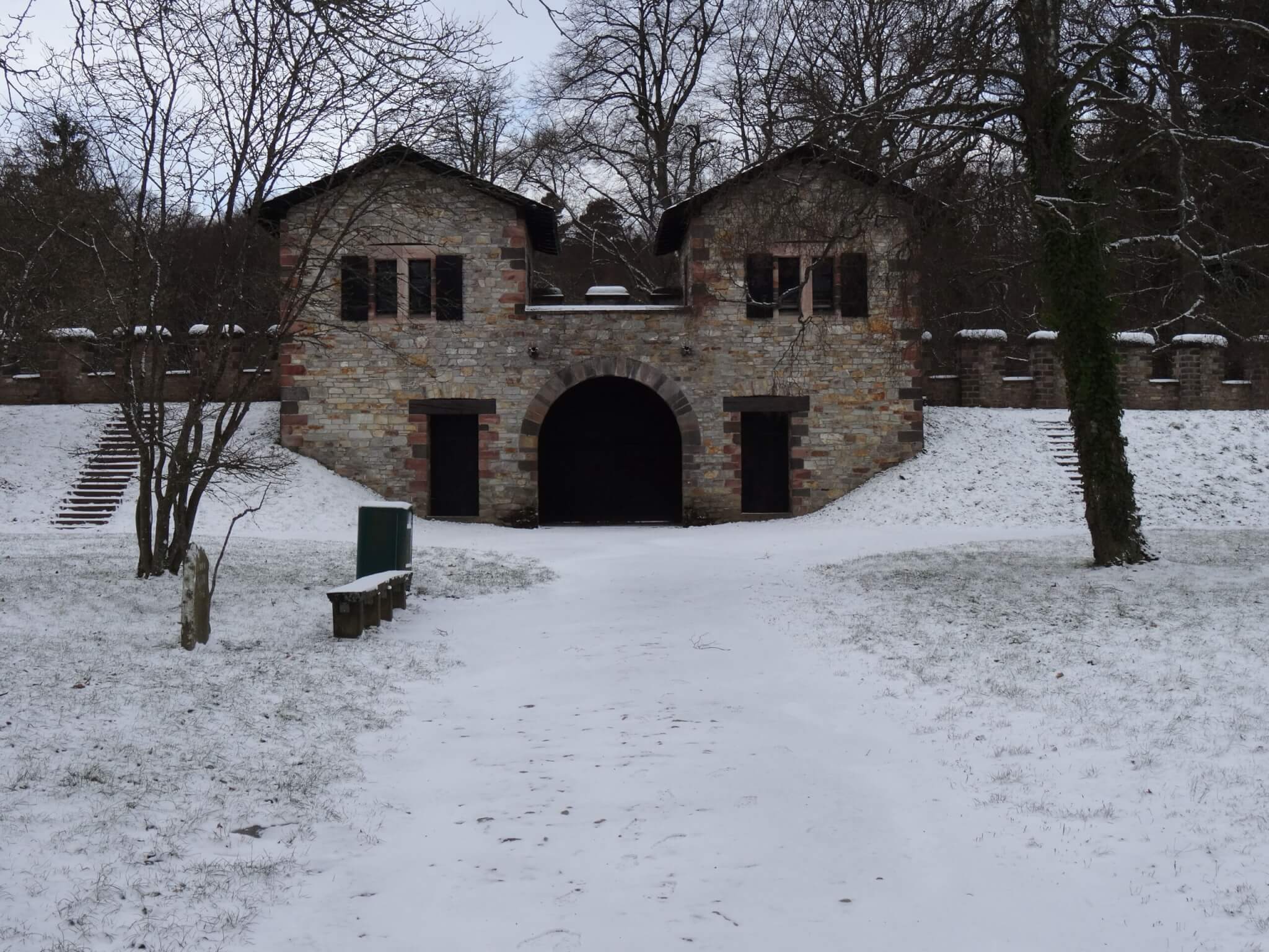 Poortgebouw fort Saalburg met twee wachttorens in winters landschap