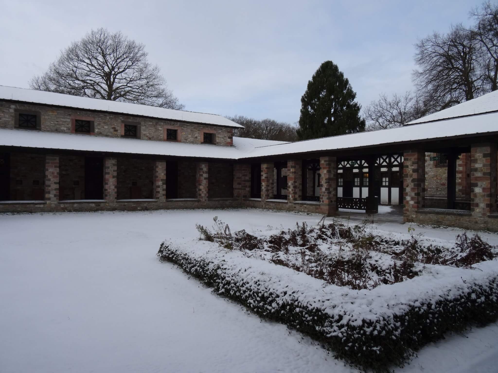 Besneeuwde binnenplaats Principa fort Saalburg met rondom stenen galerij